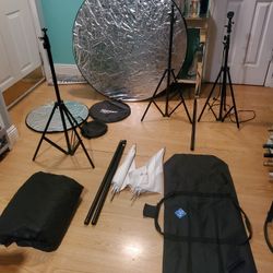 Photography Lighting Kit....2 Umbrellas, 3 Stands, 2 Light Reflectors 2 Back Droos Carrying Case..Great Condition!