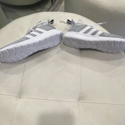 Sneakers ADIDAS nuevas Size 8.5
