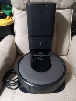 ROBOT RUMBA CLEANING VACUUM.