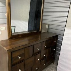 Dresser With Mirror 