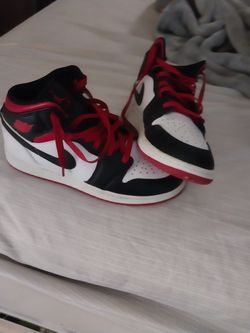 Jordan 1 Mid gym red