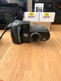 NIKON COOLPIX SPLITBODY SWIVEL POINT•AND •SHOOT CAMERA