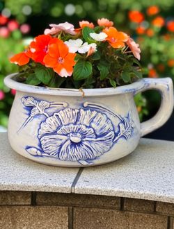 Beautiful Vintage pot, no flowers
