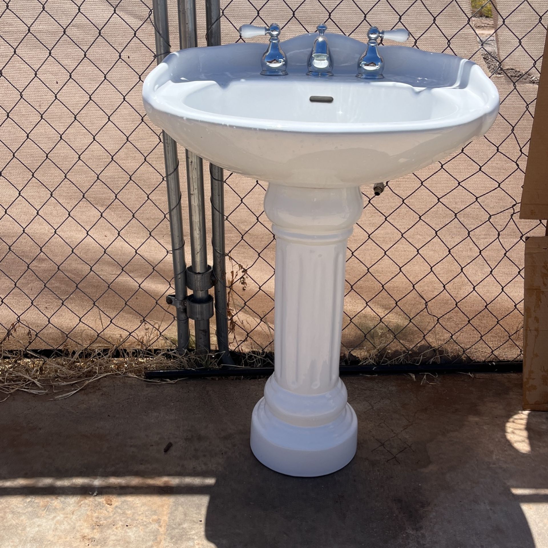 Vanity Sink Free Standing Bathroom Sink for Sale in Gilbert, AZ - OfferUp