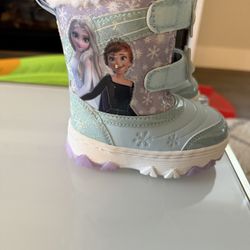 Brand New Elsa Light Up Snow Boots (size 6)