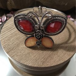 Beautiful !!! Silver Butterfly Bracelet With Pretty Stones & gorgeous detailing 