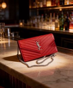 Envelop bag in red