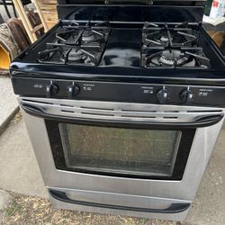 Kenmore Gas Stove.  Works Excellent and Very Good  Condition 