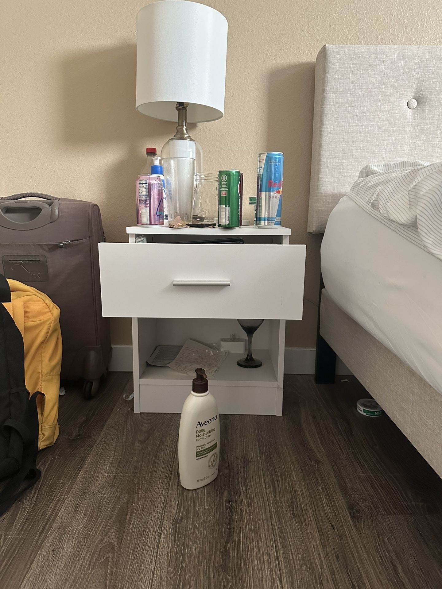 2 Matching Nightstands And Lamps