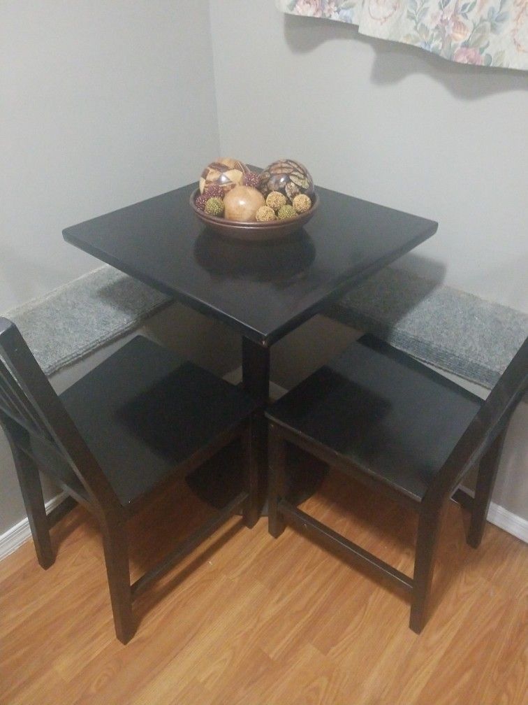 Little table 2 Chairs