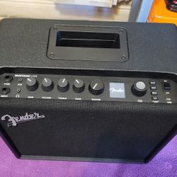 FENDER MUSTANG LT25 MODELING COMBO GUITAR AMPLIFIER 25 WATTS
IN BLACK COLOR. 