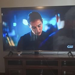 Brand New Roku Flat Screen 85”