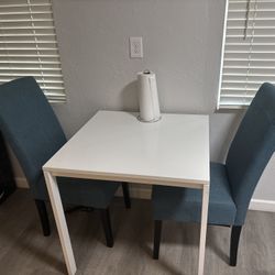Dining Room Table & Chairs