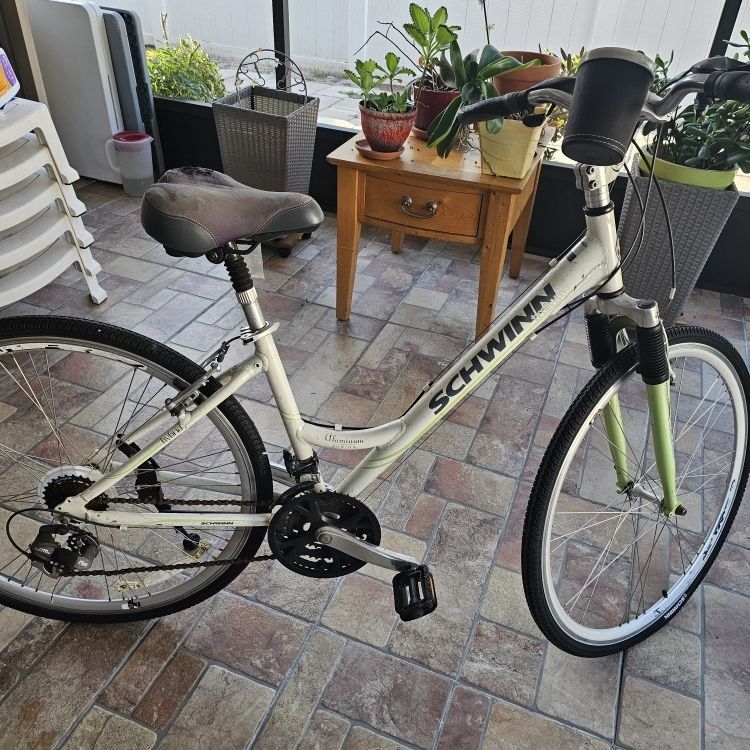 schwinn bicycles tampa SCHWINN Trailway Aluminum Tubing Woman Bike for Sale in Tampa, FL