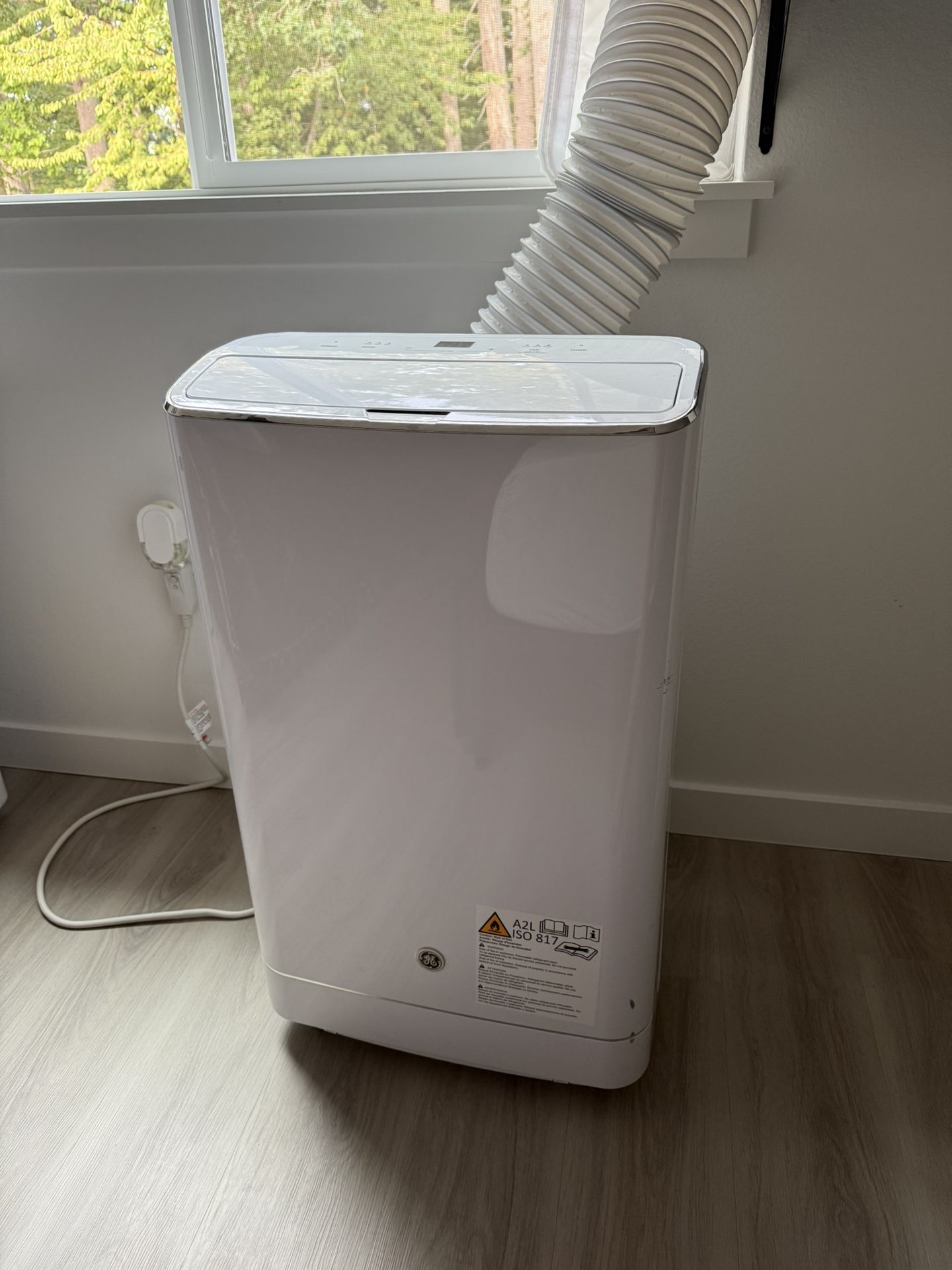 GE - 550 Sq. Ft. 14,000 BTU Portable Air Conditioner