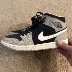 Jordan 1 Mid SE - Size 10M