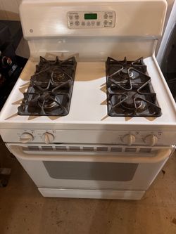 GE White Gas Range with Oven