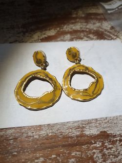 Vintage Yellow And Gold Ear Rings