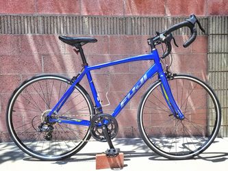Fuji Sportif 2.7 Road Bike. Mint condition – Size 54cm / Medium (5'7" to 5'10") Ready to Ride!