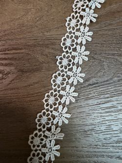 Vintage off- White beige lace trim with floral design #lace #floral about 50 yards total. Daisy 🌼 floral trim