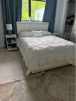 White Platform bed with 4/storage drawers