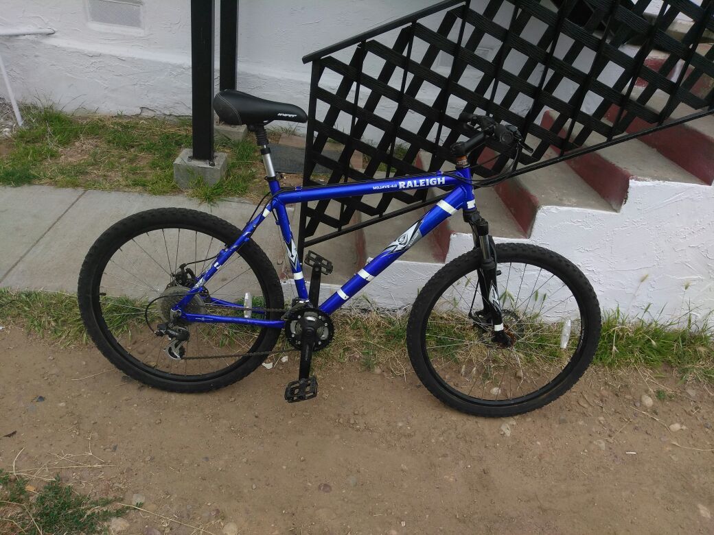 Raleigh Mojave 4.0 mountain bike disc brakes