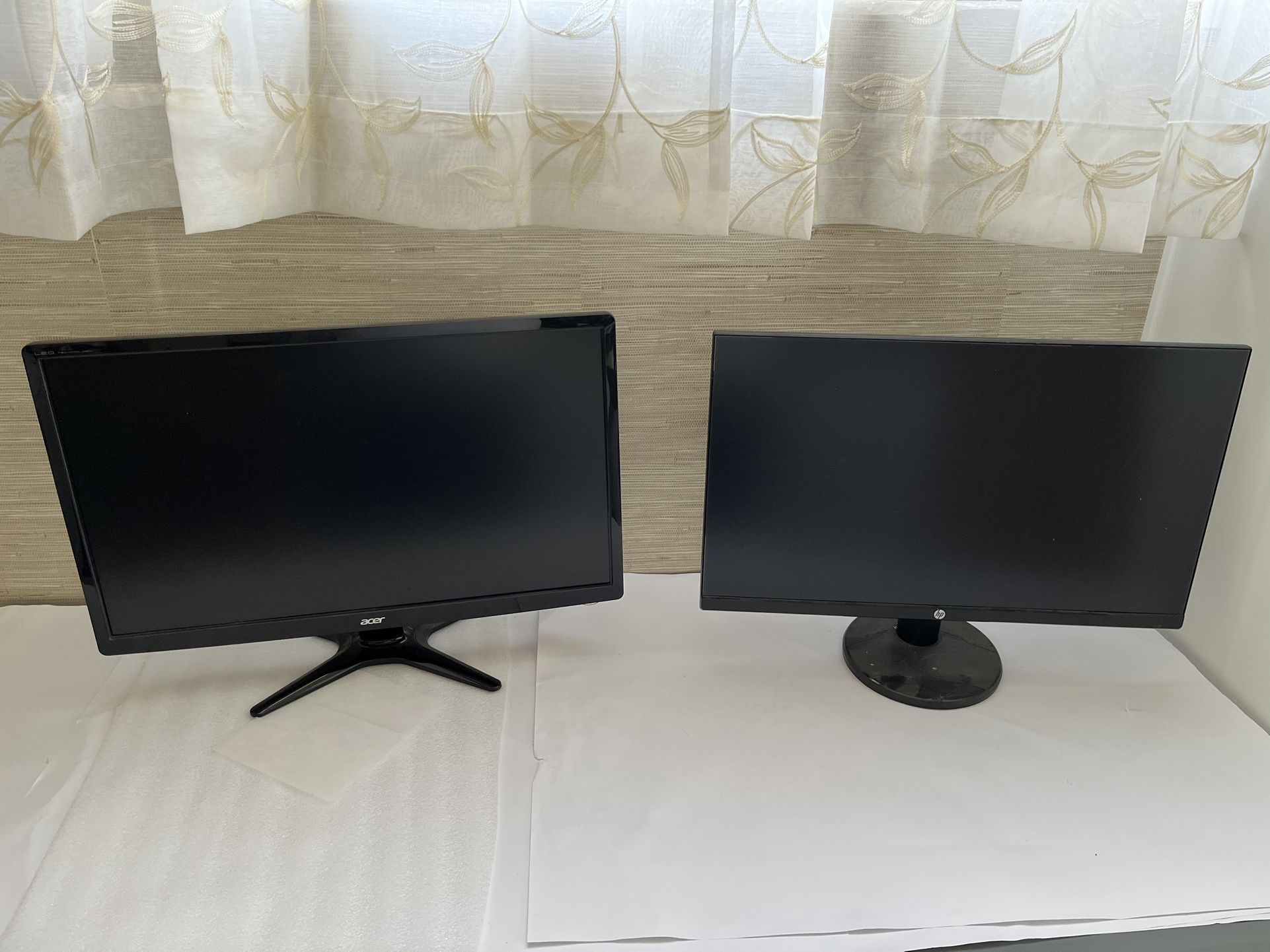 Two 24’ Computer Screens with Cables