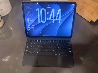 Apple iPad Pro 11in  (2nd Gen) Bundle