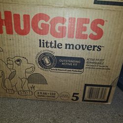 Huggies Little Movers size 5 132 diapers 