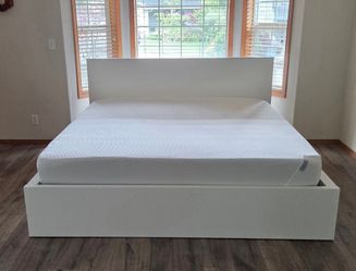 Newer King Ikea Malm Storage Bed Frame w/ 4 Drawers and Tuft & Needle Mattress
