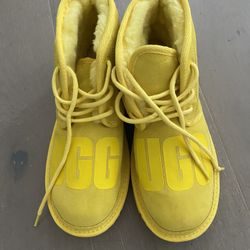 UGG NEUMEL II SCATTER GRAPHIC CHUKKA BOOT KID SIZE 5 CANARY YELLOW SUEDE