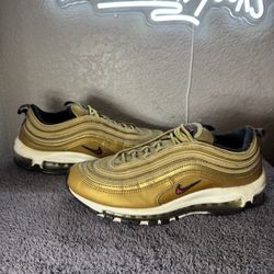Size 8.5 Men Air Maxs 