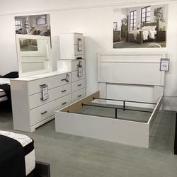 Stelsie Queen Panel Bed with Mirrored Dresser and Nightstand Set