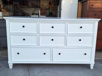 DRESSER