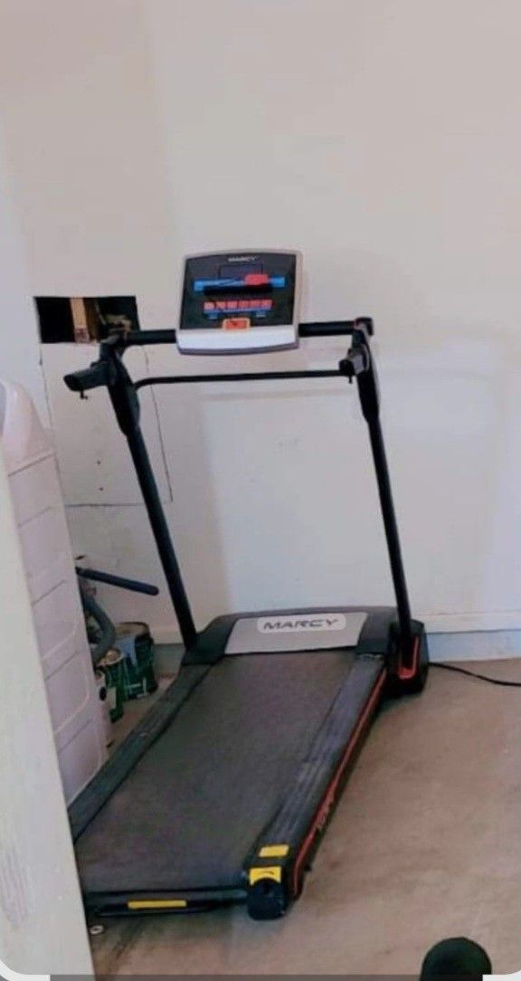 Marcy

Marcy Easy Folding Motorized Treadmill | JX-651BW