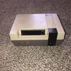  Nintendo NES Console