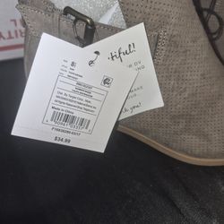 Women's 8 1/2 DV Heel Retails 34.99