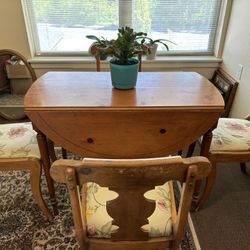 BEAUTIFUL  ANTIQUE TABLE AND 4 Chairs