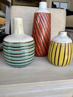 Gorgeous brand new ceramic trio vase decor.