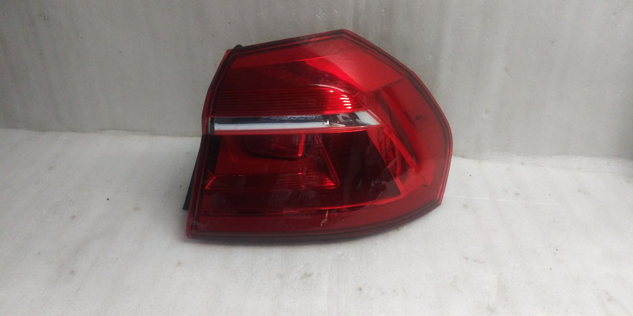 2016 2017 2018 VW Passat tail light
