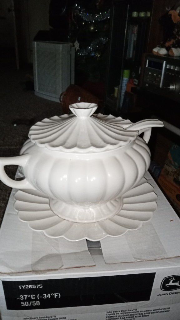 Vintage Soup Toreen Large Ceramic .