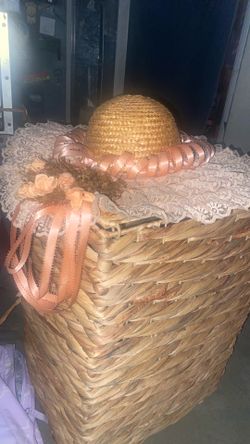 Straw hat with lace