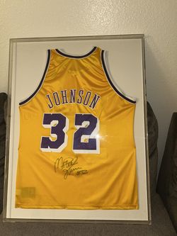 LA LAKERS SIGNED MAGIC JOHNSON JERSEY