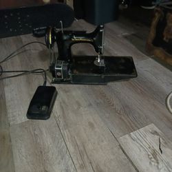 Singer Featherweight Sewing Machine 