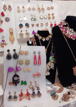 Huge Rhinestone Jewelry Lot Pick Up At Camelot (contact info removed) Call When On Your Way