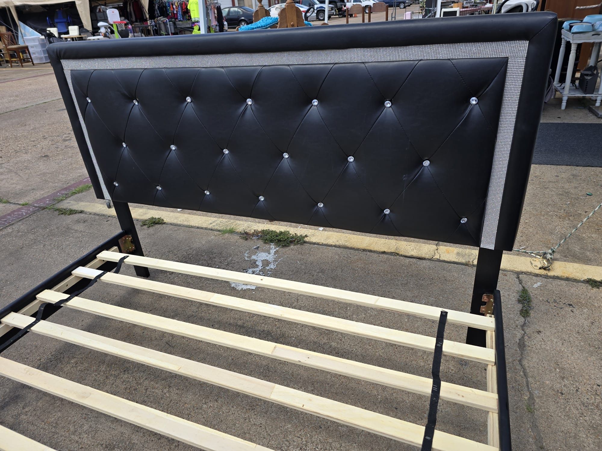 BED FRAME QUEEN! 👑