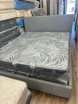 Queen size SEALY Posturepedic mattress
