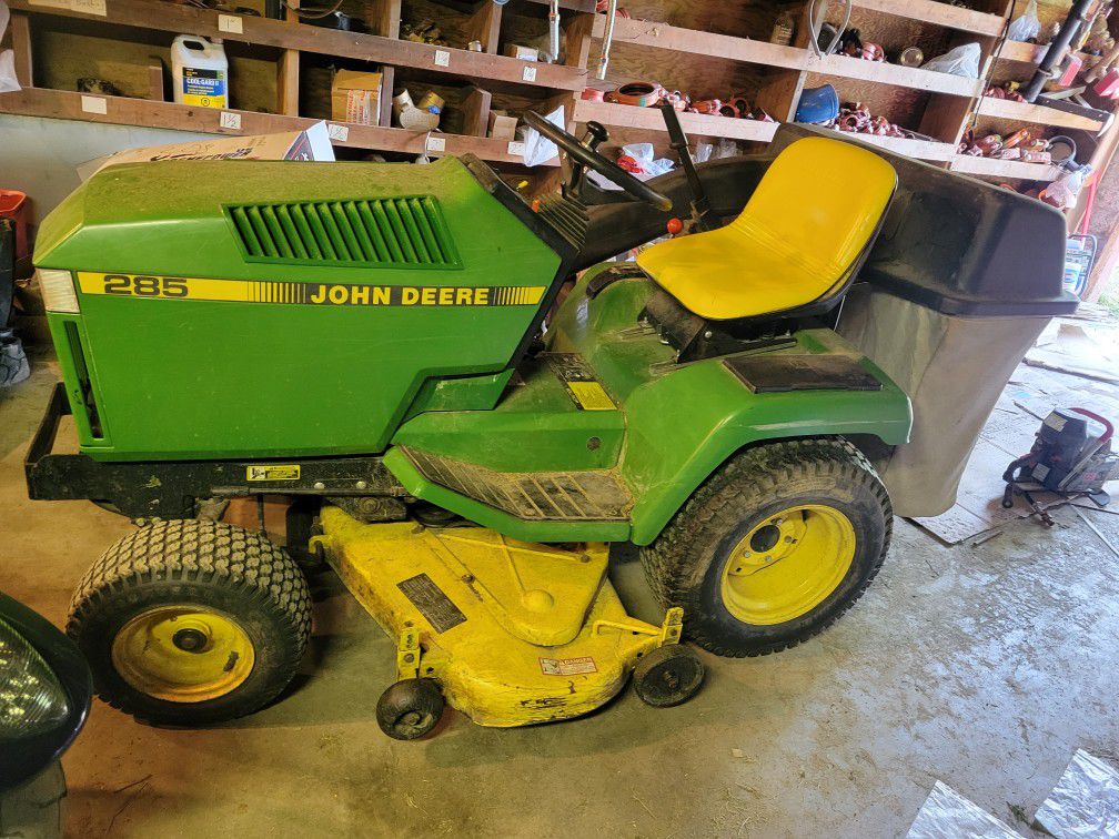John Deere 285 Lawn Tractor 