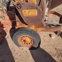“Vintage Jaeger Concrete Mixer – Restorer’s Dream – Solid Cast Iron Frame – Rare Find!”