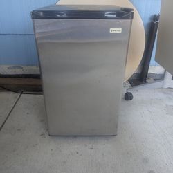 Magic Chef Refrigerator Freezer
2.4 cu. ft.